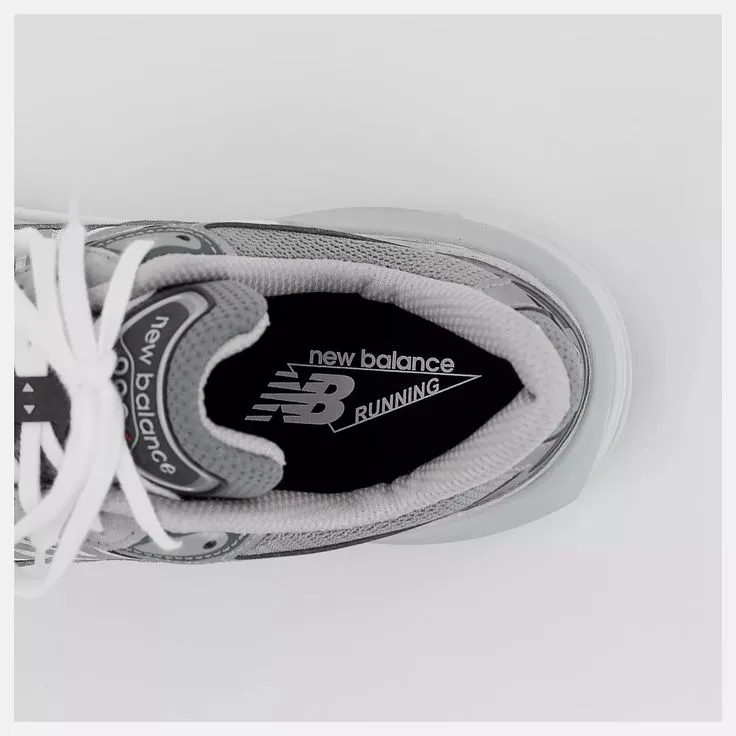 NEW BALANCE- WOMEN'S W990GL6 ATHLETIC SHOE