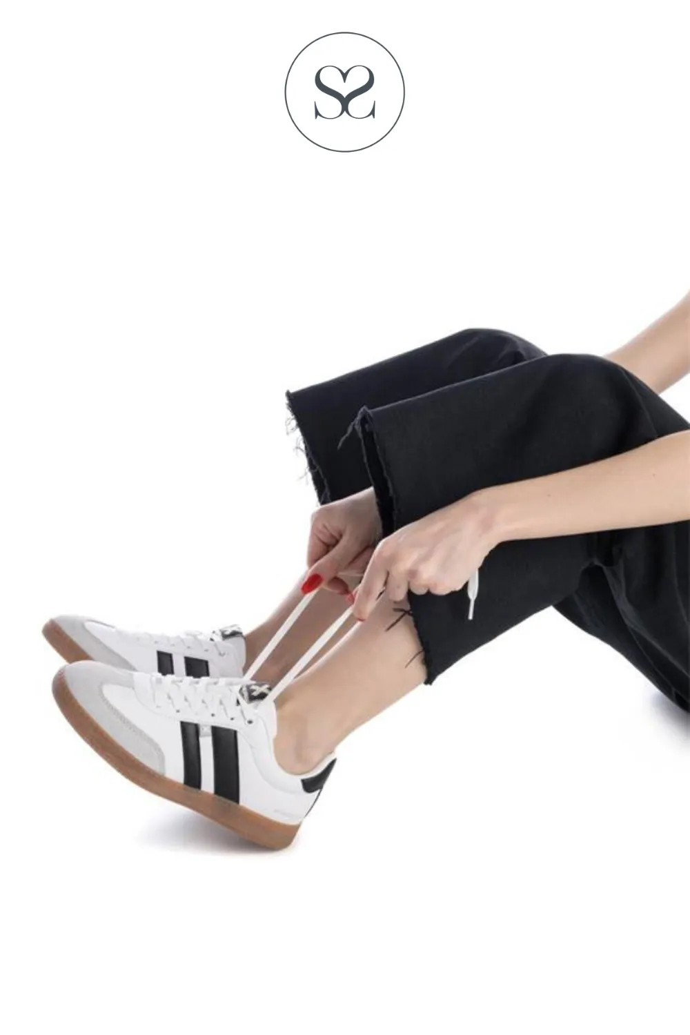 XTI 143485 WHITE & BLACK STRIPE LOW PROFILE TRAINERS